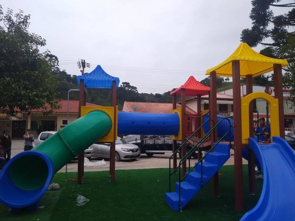 Instalação dos novos parques nas praças do município